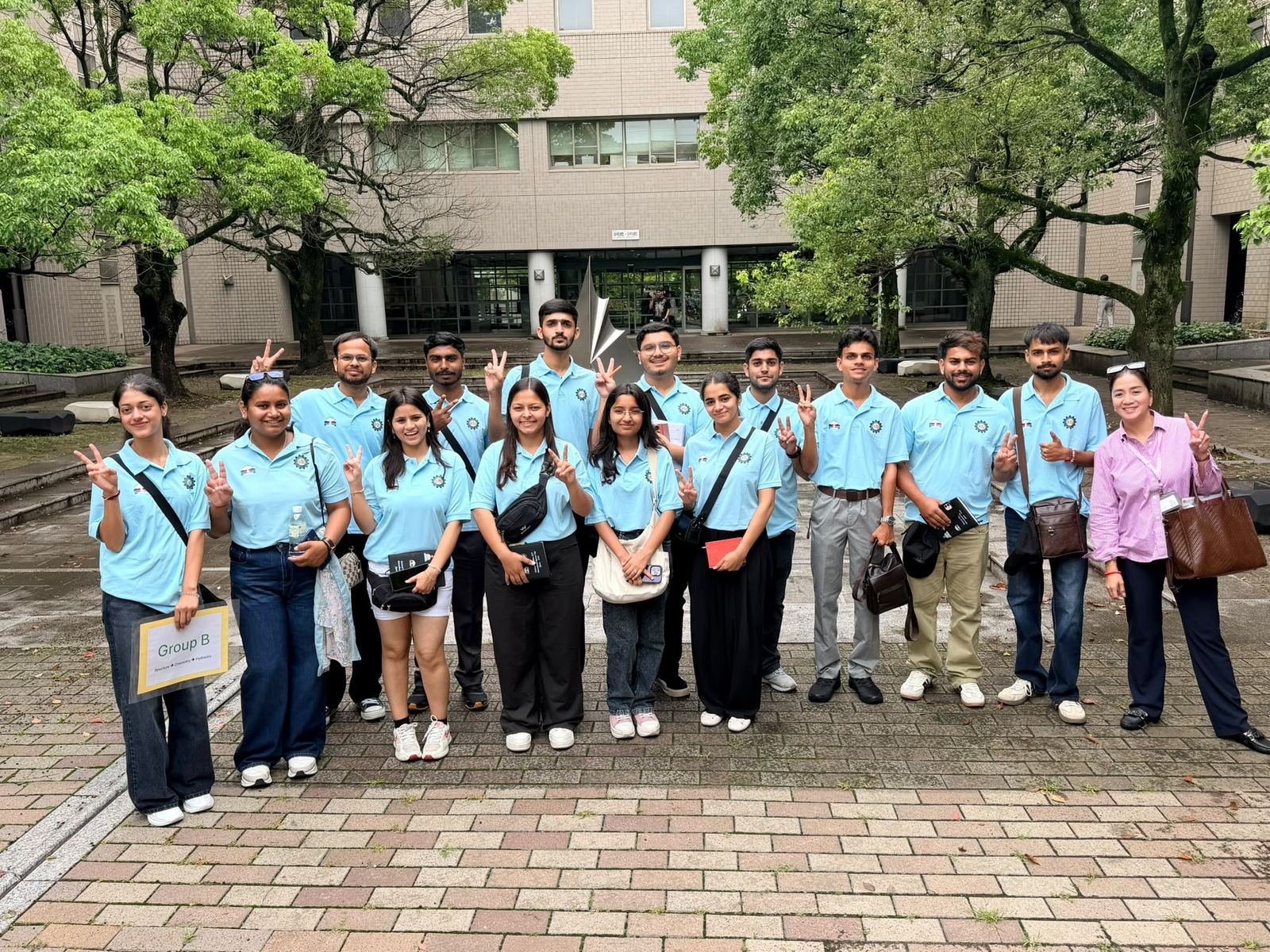 大学キャンパスにて